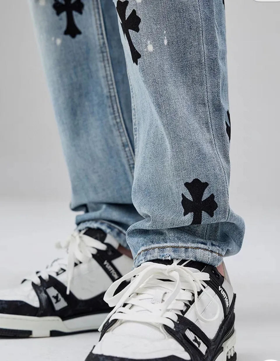 P160 High Street Chrome Hearts CH Chrome Hearts Printed Logo Jeans Wide Leg Pants A high version of a logo jeans. Each logo position of the entire pair of pants has been carefully considered and the logo is printed. The blue color is taken away from the ink splashing process, which is unique. The fabric has been washed several times and is soft and comfortable. It is produced by a large factory and has fine workmanship. The upper body is super beautiful. A must-have jeans for all seasons. Can match couples Color: blue Size: M~XXL